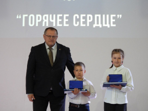 Школьников Николаевского района наградили знаками «Горячее сердце»